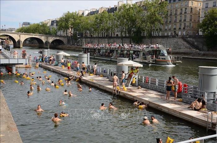 Người dân vui chơi và nghỉ ngơi tại khu vực tắm Bras-Marie trên sông Seine ở Paris (Pháp). Ảnh: Hữu Chiến/PV TTXVN tại Pháp