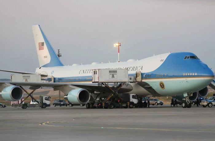 Chuyên cơ Không lực Một đậu trên sân bay Ankara, Thổ Nhĩ Kỳ trong thời gian Tổng thống Trump dự hội nghị thượng định NATO. Ảnh: Pool