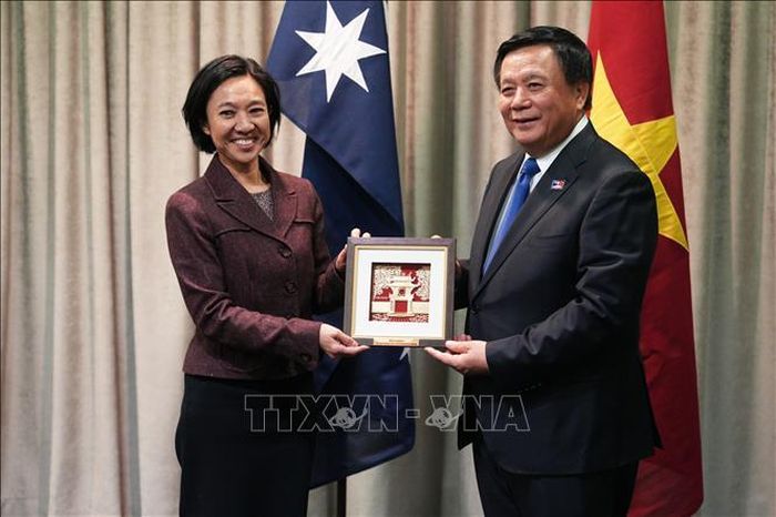 GS.TS Nguyễn Xuân Thắng tặng quà lưu niệm cho đại diện Trường Quản trị Australia và New Zealand. Ảnh: Diệu linh/PV TTXVN tại Australia