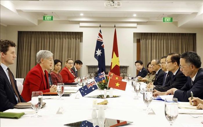 Bộ trưởng Ngoại giao Lê Hoài Trung và Bộ trưởng Ngoại giao Australia Penny Wong đồng chủ trì Hội nghị Bộ trưởng Ngoại giao Việt Nam - Australia lần thứ 8. Ảnh: Thống Nhất/TTXVN