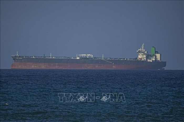 Con tàu di chuyển qua eo biển Hormuz. Ảnh: AA/TTXVN