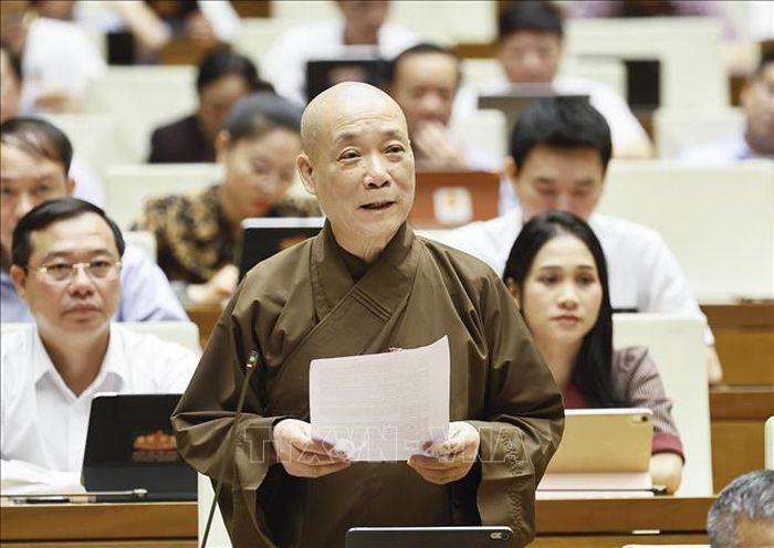 Hòa thượng Thích Bảo Nghiêm, đại biểu Quốc hội TP Hà Nội phát biểu. Ảnh: Doãn Tấn/TTXVN
