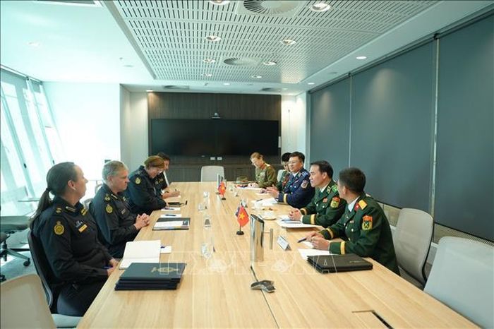 Trung tướng Vũ Trung Kiên, Uỷ viên Trung ương Đảng, Tư lệnh Bộ đội Biên phòng hội đàm với ngài Gavan Reynolds, Tư lệnh Lực lượng Biên giới Australia. Ảnh: TTXVN phát
