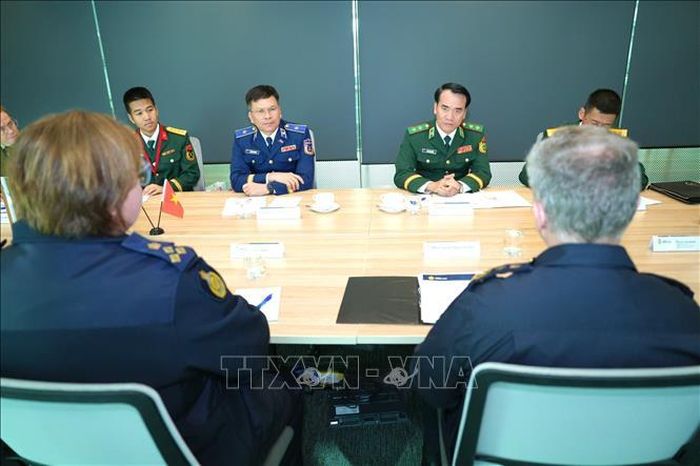 Trung tướng Vũ Trung Kiên, Uỷ viên Trung ương Đảng, Tư lệnh Bộ đội Biên phòng hội đàm với ngài Gavan Reynolds, Tư lệnh Lực lượng Biên giới Australia. Ảnh: TTXVN phát