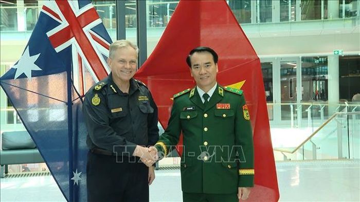 Trung tướng Vũ Trung Kiên, Uỷ viên Trung ương Đảng, Tư lệnh Bộ đội Biên phòng và ngài Gavan Reynolds, Tư lệnh Lực lượng Biên giới Australia. Ảnh: TTXVN phát