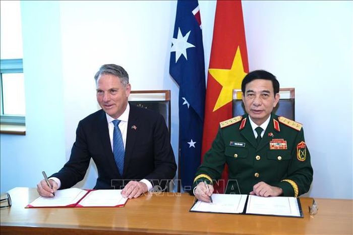 Lễ ký kết Cập nhật Tuyên bố Tầm nhìn chung về thúc đẩy hợp tác quốc phòng giữa Bộ Quốc phòng hai nước. Ảnh: TTXVN phát