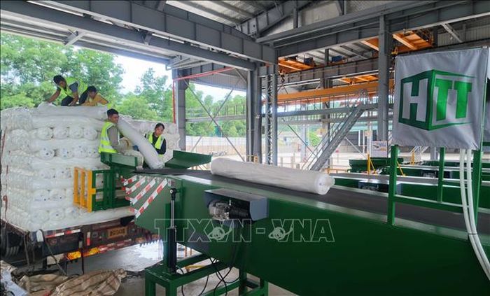 Hệ thống băng chuyền sang tải hàng hóa khu vực cửa khẩu Chi Ma, tỉnh Lạng Sơn.