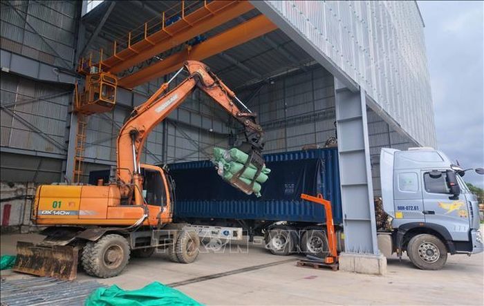 Máy móc được đưa vào dây chuyền sang tải hàng hóa giúp giảm bớt nhân công và nâng hiệu quả xuất nhập khẩu.