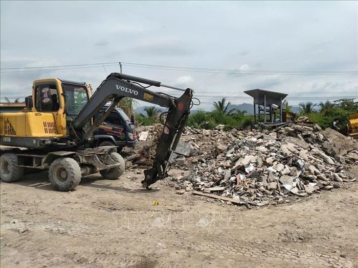 Khu vực tập kết trái phép hơn 163 tấn chất thải công nghiệp trên đất nông nghiệp tại khu An Thái (phường Yên Tử) do Nguyễn Duy Hưng làm chủ, bị Phòng Cảnh sát kinh tế - Công an tỉnh Quảng Ninh phát hiện, xử lý. Ảnh: TTXVN phát
