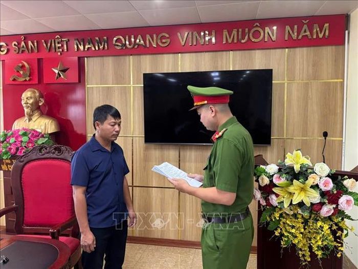 Cơ quan Cảnh sát điều tra, Công an tỉnh Quảng Ninh tống đạt Quyết định khởi tố bị can đối với Nguyễn Duy Hưng. Ảnh: TTXVN phát