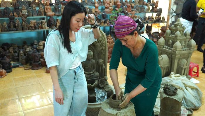 Du khách trải nghiệm tìm hiểu về làng gốm Bàu Trúc, tỉnh Khánh Hoà.