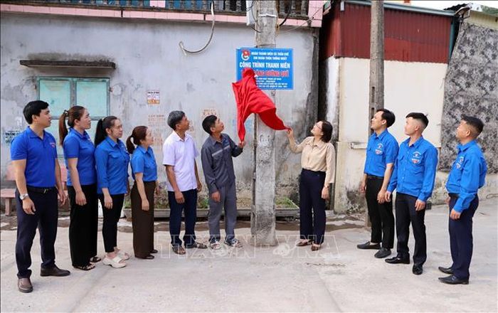 Đoàn Thanh niên xã Thần Khê (tỉnh Hưng Yên) khánh thành công trình "Thắp sáng đường quê" tại thôn Thống Nhất, xã Thần Khê. Ảnh: Thu Hoài/TTXVN