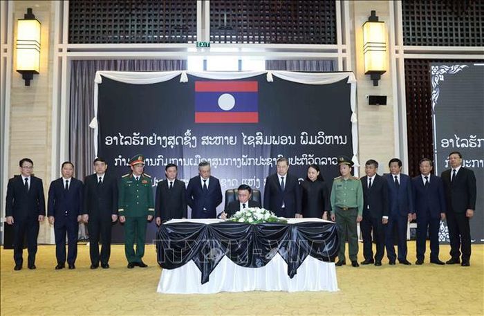 Thường trực Ban Bí thư Trần Cẩm Tú ghi sổ tang. Ảnh: Phương Hoa/TTXVN