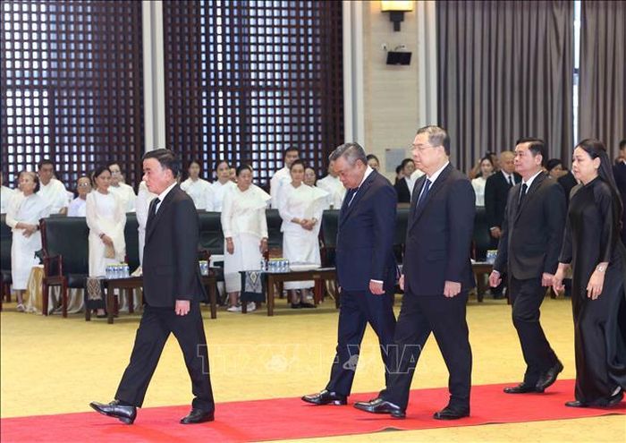 Thường trực Ban Bí thư Trần Cẩm Tú dẫn đầu Đoàn lãnh đạo cấp cao Đảng, Nhà nước Việt Nam viếng đồng chí Xaysomphone Phomvihane, Ủy viên Bộ Chính trị, Chủ tịch Quốc hội Lào. Ảnh: Phương Hoa/TTXVN