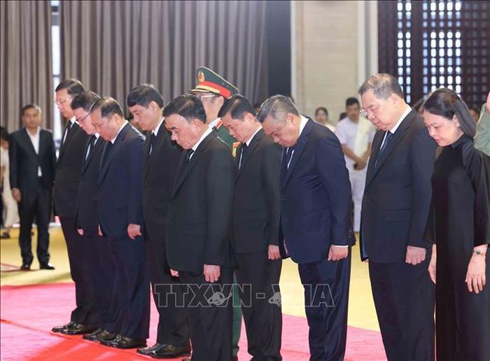 Thường trực Ban Bí thư Trần Cẩm Tú dẫn đầu Đoàn lãnh đạo cấp cao Đảng, Nhà nước Việt Nam viếng đồng chí Xaysomphone Phomvihane, Ủy viên Bộ Chính trị, Chủ tịch Quốc hội Lào. Ảnh: Phương Hoa/TTXVN