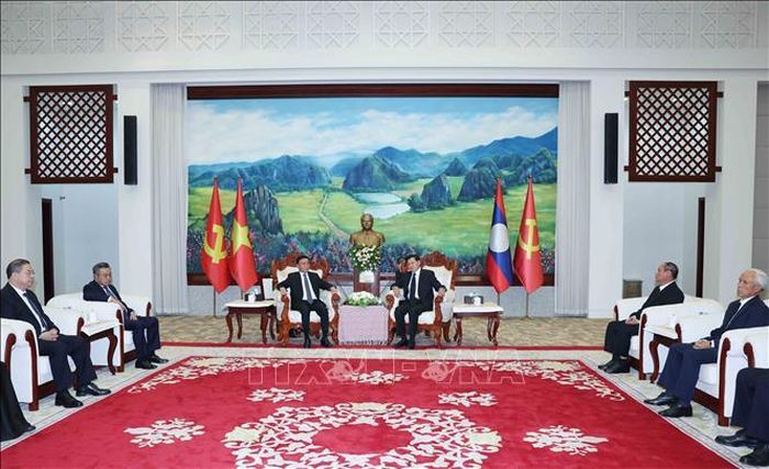 Thường trực Ban Bí thư Trần Cẩm Tú hội kiến Tổng Bí thư, Chủ tịch nước Lào Thongloun Sisoulith. Ảnh: Phương Hoa/TTXVN