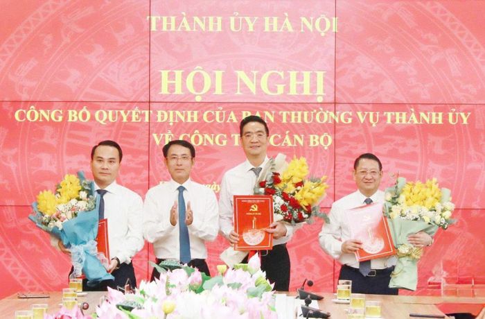 Phó Bí thư Thường trực Thành ủy Hà Nội Nguyễn Trọng Đông trao quyết định cho các cán bộ vừa được điều động, phân công vào vị trí công tác mới.