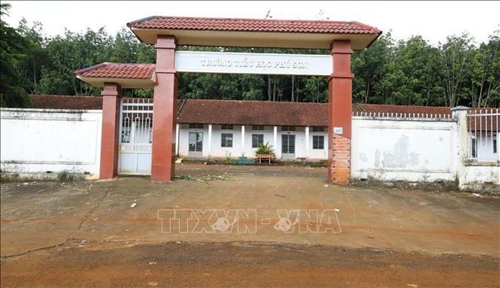 Trường Tiểu học Phú Sơn, xã Thọ Sơn, thành phố Đồng Nai, nơi hàng trăm học sinh phải học nhờ do vướng quy hoạch khoáng sản bauxite.