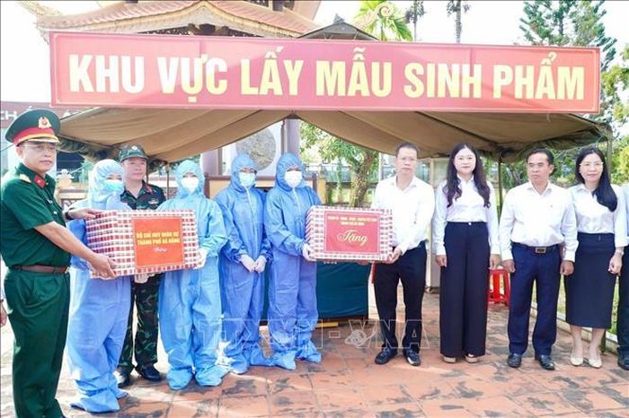 Chủ tịch UBND thành phố Đà Nẵng Nguyễn Mạnh Hùng tặng quà cho lực lượng làm nhiệm vụ lấy mẫu hài cốt liệt sĩ tại Nghĩa trang liệt sĩ Hòa Châu (phường Hòa Xuân).