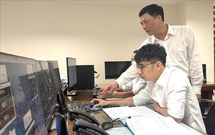Trung tâm điều khiển xa của PC Thanh Hóa được ví như "bộ não" của hệ thống lưới điện, đóng vai trò cốt lõi trong việc số hóa và tự động hóa quản lý năng lượng trên địa bàn. Ảnh: Hoa Mai/TTXVN
