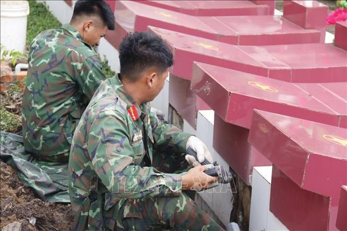 Các lực lượng, chiến sĩ tham gia quá trình lấy mẫu với tinh thần trách nhiệm cao và tình cảm tri ân. Ảnh: Hồng Hiếu/TTXVN