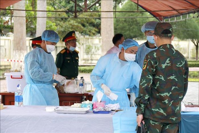 Đơn vị nghiệp vụ triển khai lấy mẫu hài cốt liệt sĩ đối với mộ chưa xác định được thông tin tại nghĩa trang liệt sĩ xã Đức Linh (Lâm Đồng). Ảnh: Nguyễn Thanh/TTXVN