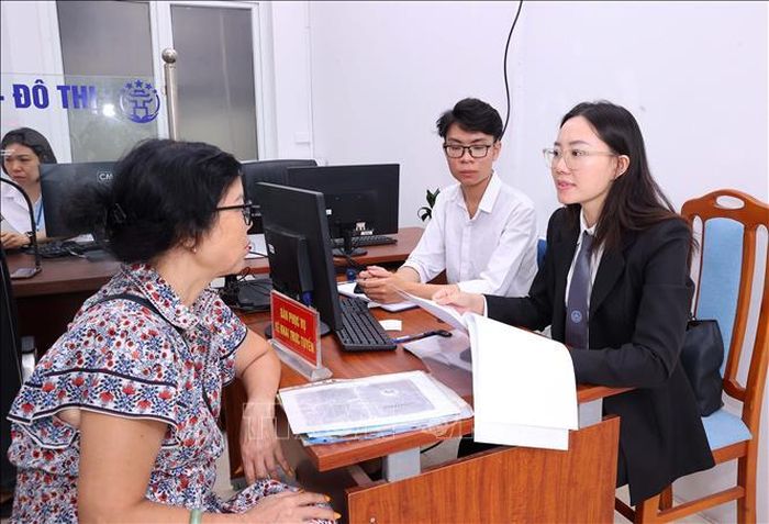 Người dân đến làm thủ tục hành chính tại phường Hồng Hà, số 30 phố Tứ Liên. Ảnh minh họa: Văn Điệp/TTXVN