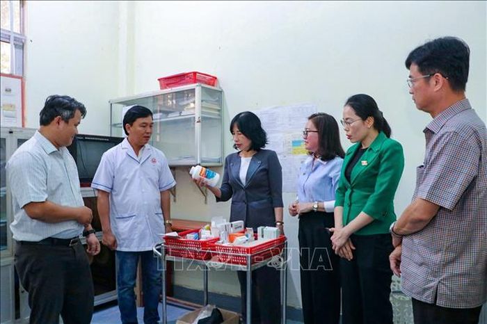 Lãnh đạo tỉnh Tây Ninh kiểm tra vật tư y tế tại Trạm Y tế xã Tân Biên, nắm tình hình vận hành bộ máy sau sắp xếp.