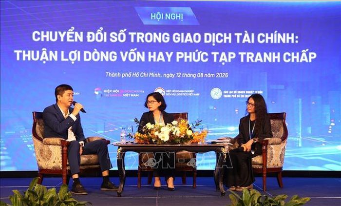 Các diễn giả tham gia phiên thảo luận về các loại giao dịch tài chính trong bối cảnh số hóa.
