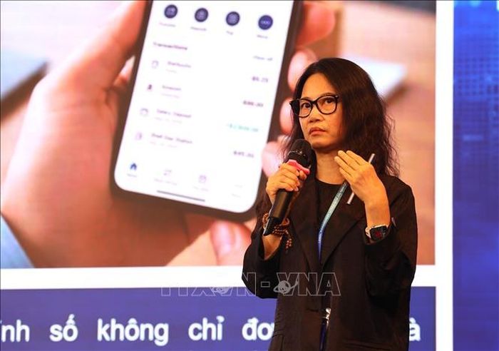 Luật sư Phạm Thị Thanh Huyền, Trưởng Chương trình Phát triển Cơ sở Hạ tầng Tài chính Việt Nam và Campuchia, Nhóm Tư vấn các Định chế Tài chính, Châu Á Thái Bình Dương, IFC/WBG tham luận tại hội nghị.