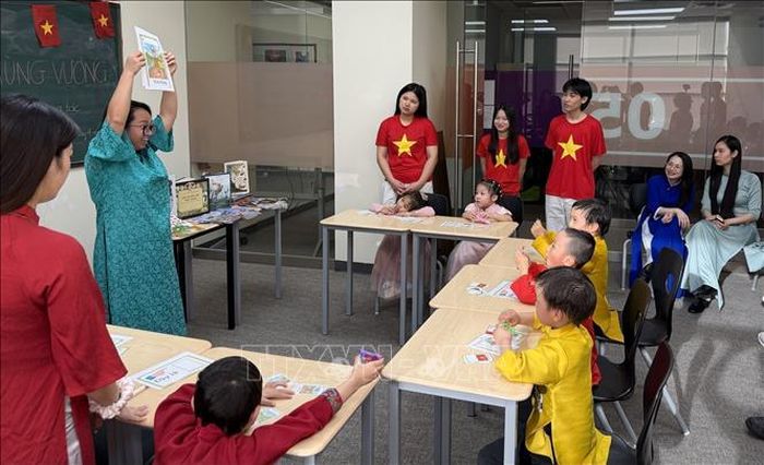 Giáo viên của Hội đồng Văn hóa Giáo dục Canada - Việt Nam (CVCEC) minh họa tiếng Việt bằng các hình ảnh sinh động. Ảnh: TTXVN phát