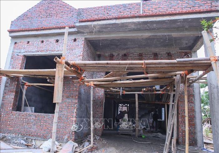 Căn nhà của bà Trần Thị Sáo, thôn An Lạc được hỗ trợ 100 triệu đồng xây dựng từ chương trình xây dựng nhà đại đoàn kết dần được hoàn thiện.