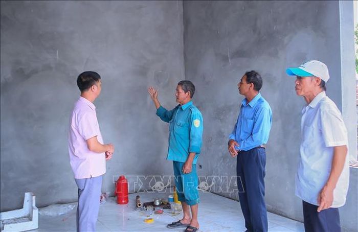 Các cấp chính quyền xã Vụ Bản kiểm tra thực tế ngôi nhà của hộ bà Bùi Thị Nhu, thôn An Lạc sau khi được hỗ trợ 100 triệu đồng tiền xây từ chương trình xây dựng nhà đại đoàn kết.