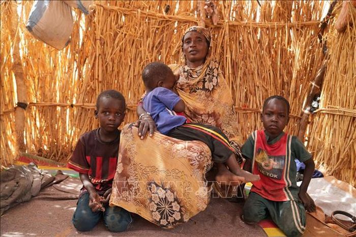 Người dân tại trại tị nạn ở Al-Tina, Sudan. Ảnh: THX/TTXVN phát