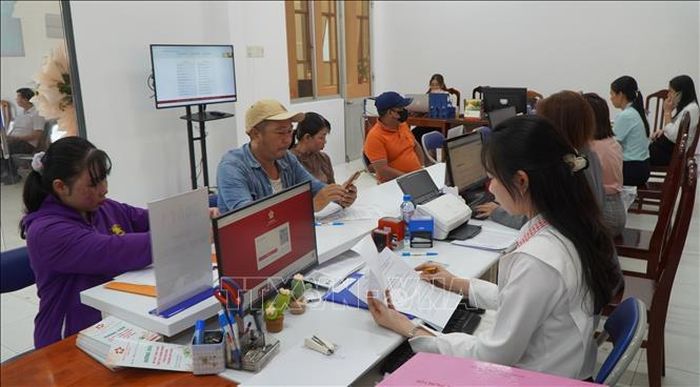 Người dân đến thực hiện thủ tục hành chính tại Trung tâm phục vụ hành chính công phường Mỹ Ngãi (tỉnh Đồng Tháp). Ảnh tư liệu (minh họa): Nhựt An/TTXVN