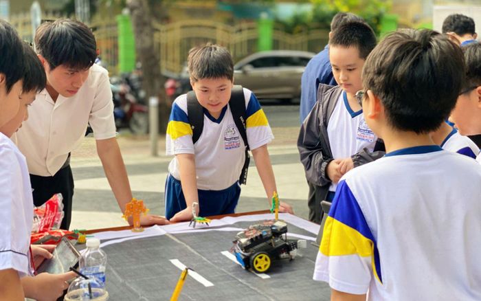 Học sinh TP Hồ Chí Minh thực hành các hoạt động STEM, lập trình và robotics, qua đó từng bước phát triển năng lực số, tư duy sáng tạo và khả năng giải quyết vấn đề trong môi trường có AI.