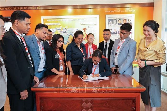 Đoàn đại biểu Timor-Leste tham quan và ghi sổ lưu niệm tại Phòng truyền thống TTXVN.