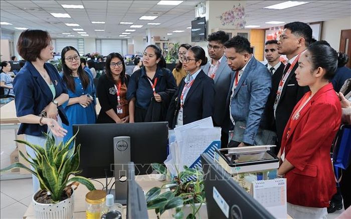 Bà Nguyễn Ngọc Mai (đại diện Ban Biên tập Tin Thế giới), giới thiệu quy trình biên tập, xử lý và chọn lọc tin thế giới của TTXVN với đoàn đại biểu Timor-Leste.