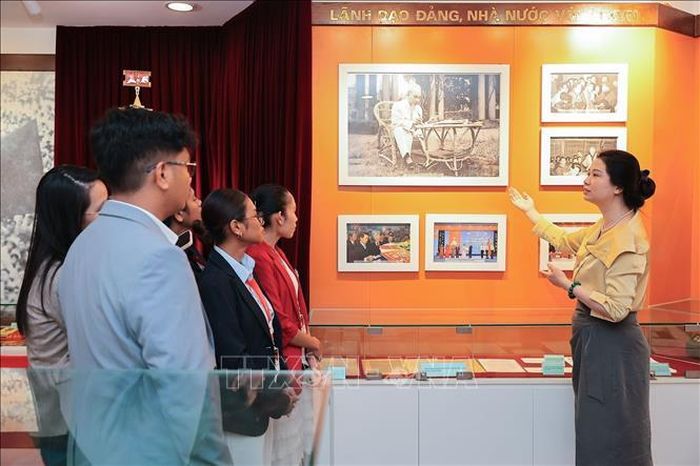 Đoàn đại biểu Timor-Leste tham quan và ghi sổ lưu niệm tại Phòng truyền thống TTXVN.
