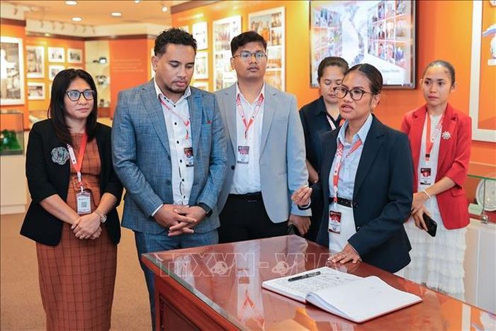 Bà Veronica de Jesus Lobo Baptista, thành viên đoàn đại biểu Timor-Leste xúc động chia sẻ sau khi tham quan Phòng truyền thống TTXVN.