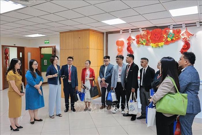 Bà Nguyễn Ngọc Mai (Đại diện Ban Biên tập Tin Thế giới), giới thiệu quy trình biên tập, xử lý và chọn lọc tin thế giới của TTXVN với Đoàn đại biểu Timor-Leste.