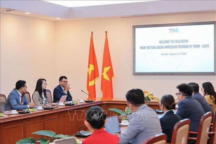 Quanh cảnh buổi làm việc.