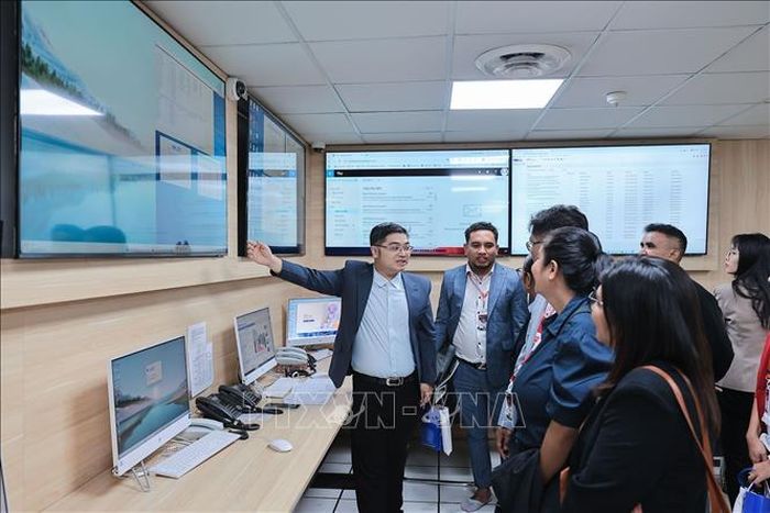 Ông Hoàng Long (đại diện Trung tâm Kỹ thuật Thông tấn), giới thiệu trang thiết bị và mô hình quản lý bằng phần mềm của Trung tâm kỹ thuật TTXVN với đoàn đại biểu Timor-Leste.