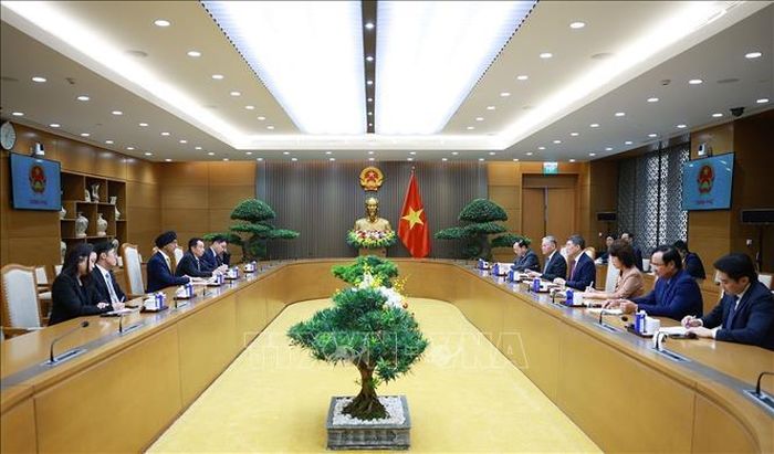 Thủ tướng Lê Minh Hưng tiếp Đại sứ Singapore Rajpal Singh. Ảnh: Dương Giang/TTXVN