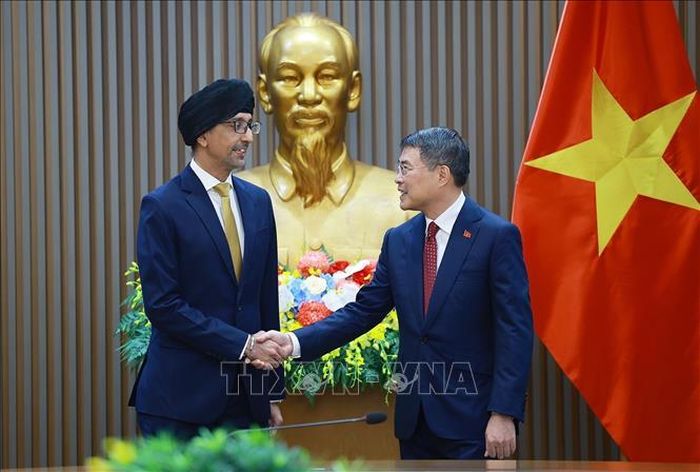 Thủ tướng Lê Minh Hưng tiếp Đại sứ Singapore Rajpal Singh. Ảnh: Dương Giang/TTXVN