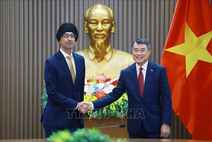Thủ tướng Lê Minh Hưng tiếp Đại sứ Singapore Rajpal Singh. Ảnh: Dương Giang/TTXVN