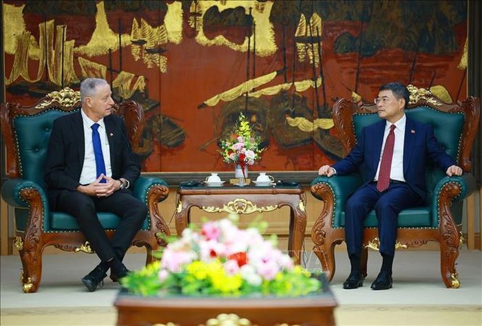 Thủ tướng Lê Minh Hưng tiếp Đại sứ Israel Yaron Mayer đến chào kết thúc nhiệm kỳ công tác. Ảnh: Dương Giang/TTXVN