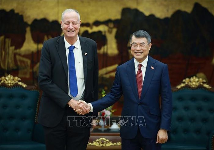 Thủ tướng Lê Minh Hưng tiếp Đại sứ Israel Yaron Mayer đến chào kết thúc nhiệm kỳ công tác. Ảnh: Dương Giang/TTXVN