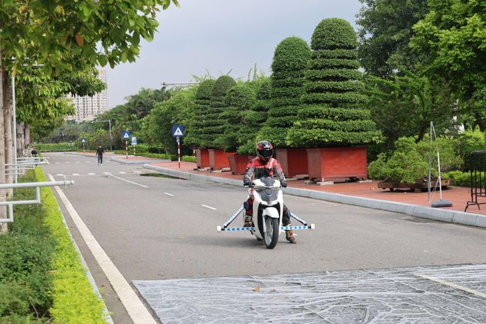 Với hàng chục triệu xe máy đang lưu hành, yêu cầu nâng chuẩn an toàn phương tiện ngày càng được đặt ra rõ hơn. Ảnh thử nghiệm chạy xe máy có ABS