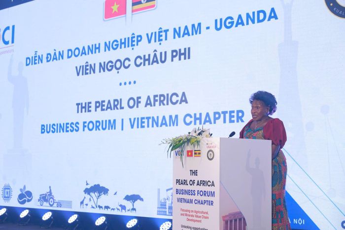 Đại sứ Uganda tại Việt Nam Betty Bigombe phát biểu tại diễn đàn.